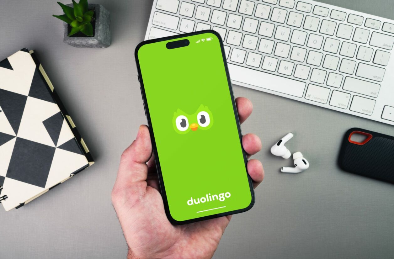 Duolingo estime qu’il ne remplace pas ses employés par l’IA car plusieurs d’entre eux utilisent déjà cette technologie dans leur travail. 