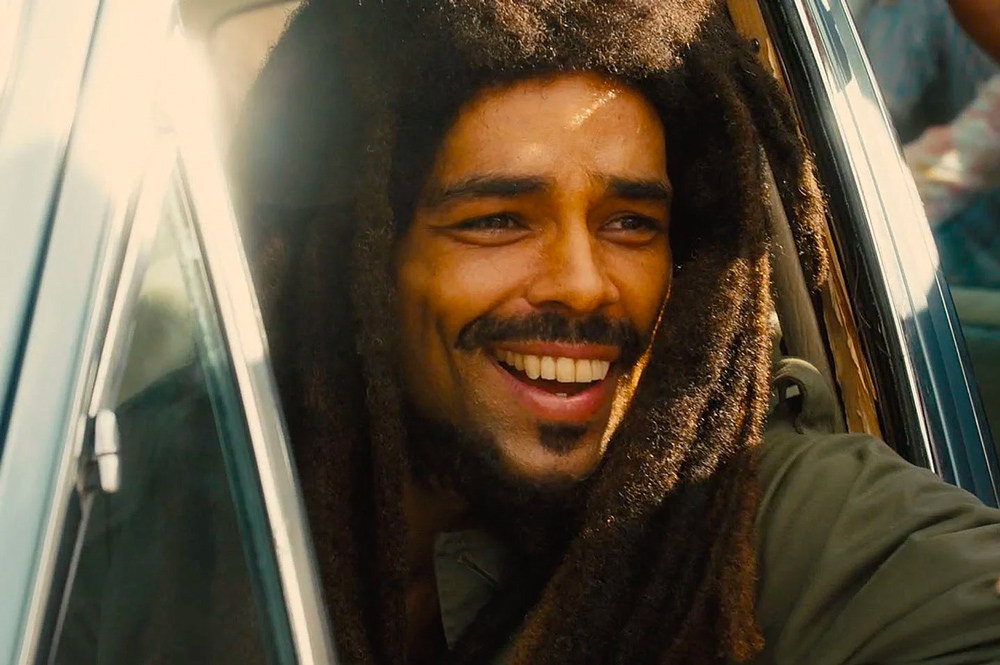 Kingsley Ben-Adir incarne Bob Marley dans le film “One Love”.