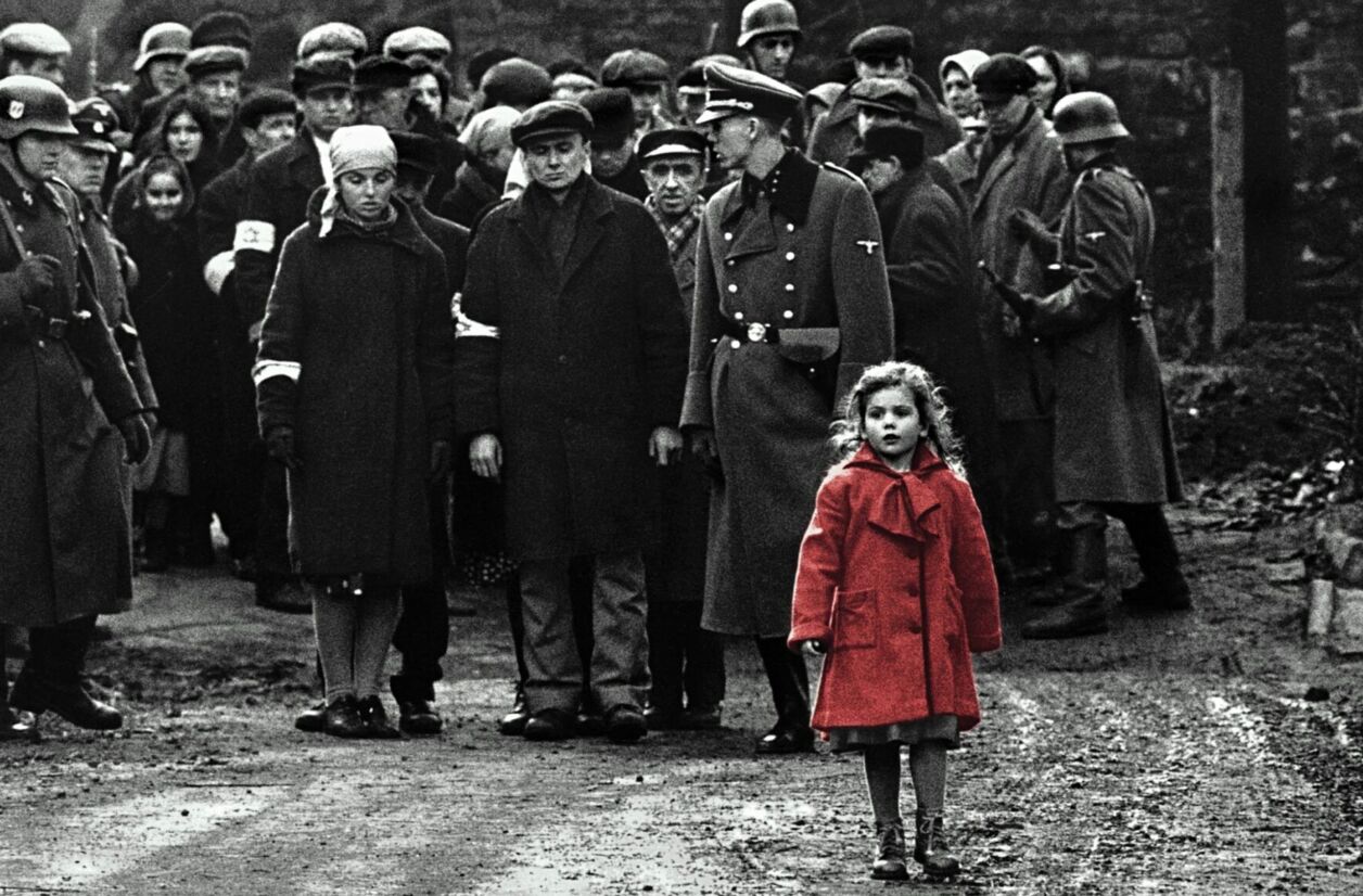 La célèbre petite fille au manteau rouge de “La Liste de Schindler”.