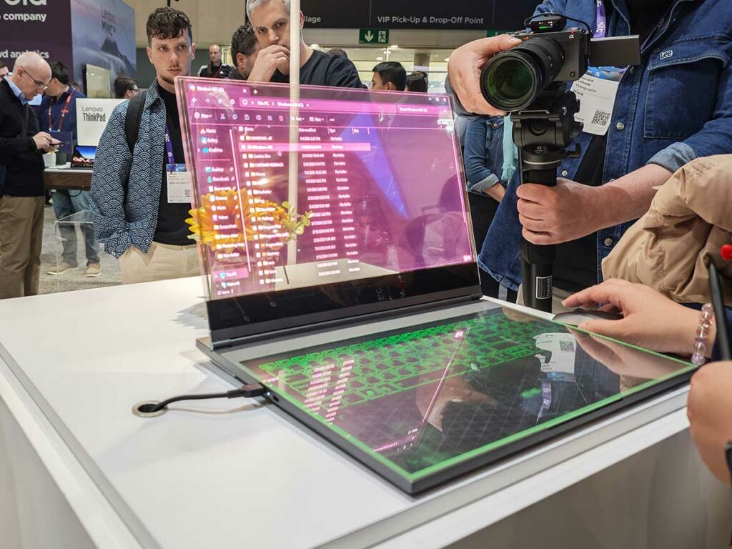 Lenovo présente un smartphone enroulable et un PC à écran transparent