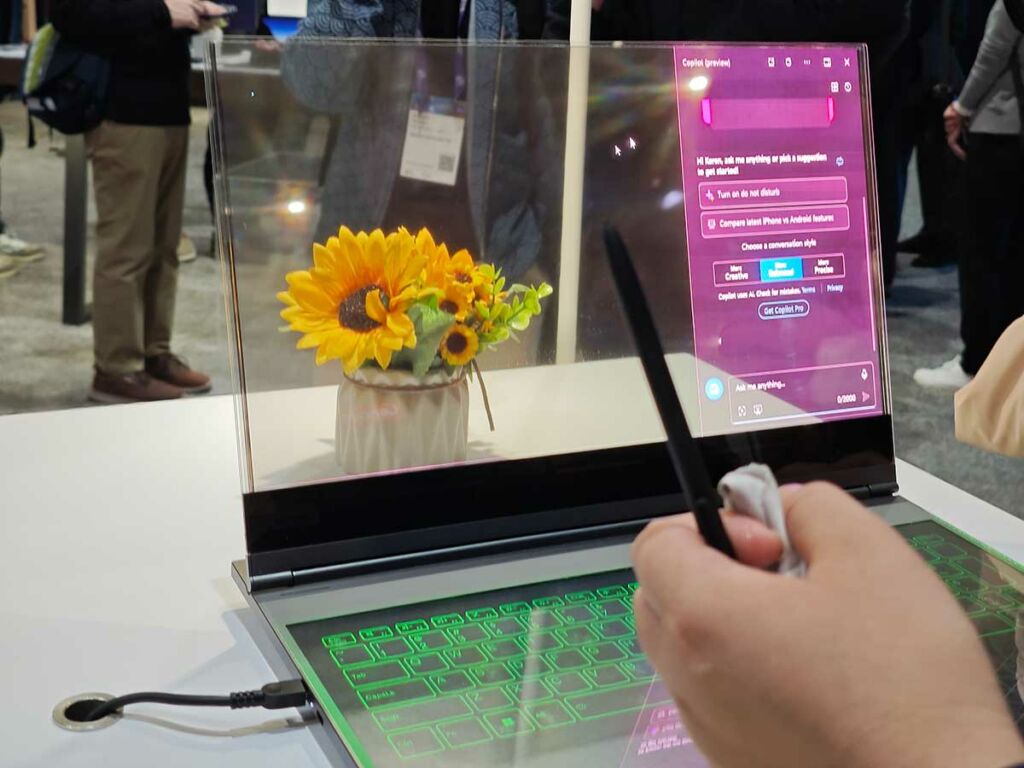 Lenovo présente un smartphone enroulable et un PC à écran transparent