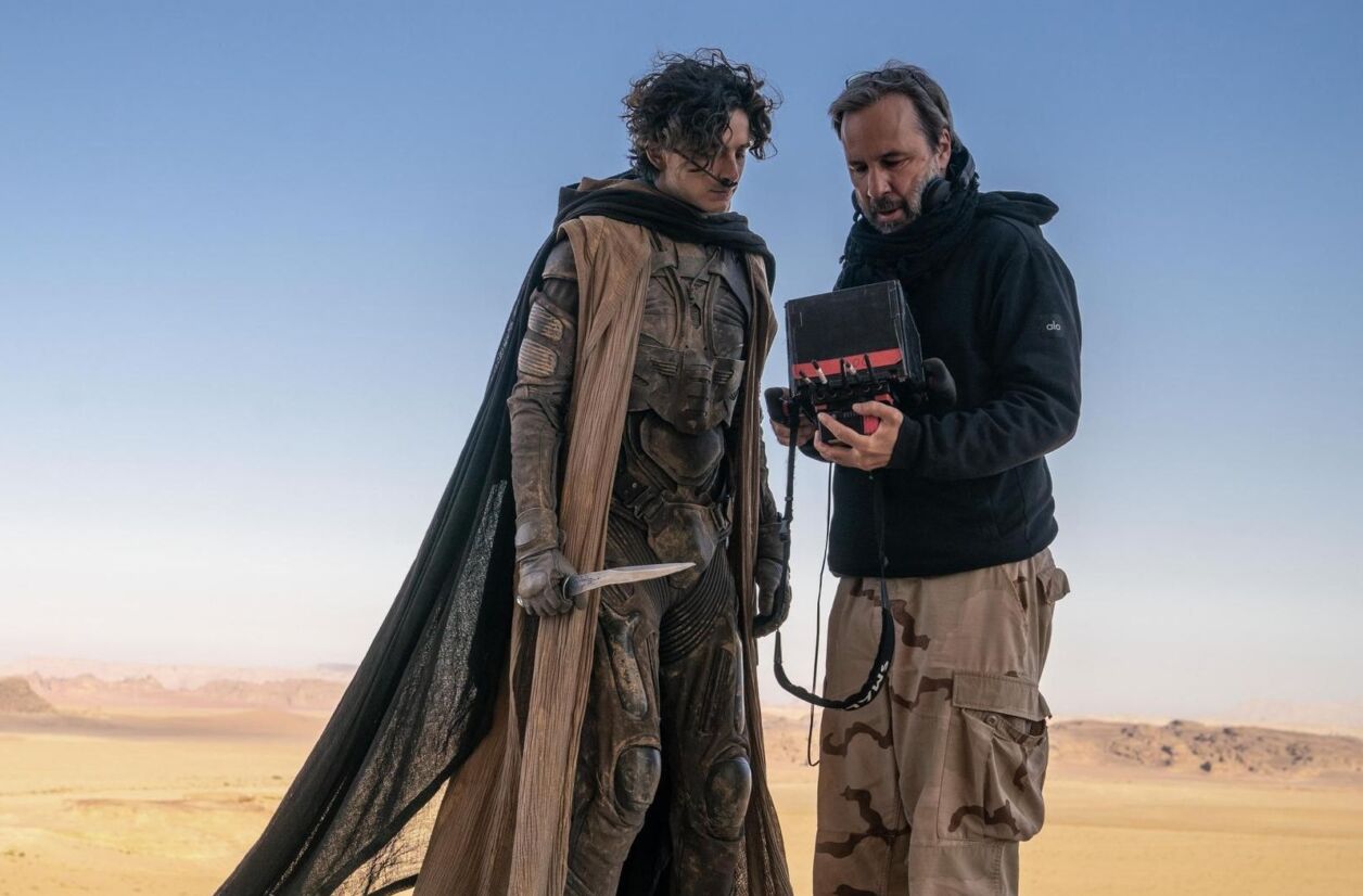 Denis Villeneuve avec Timothée Chalamet sur le tournage de "Dune, deuxième partie”.
