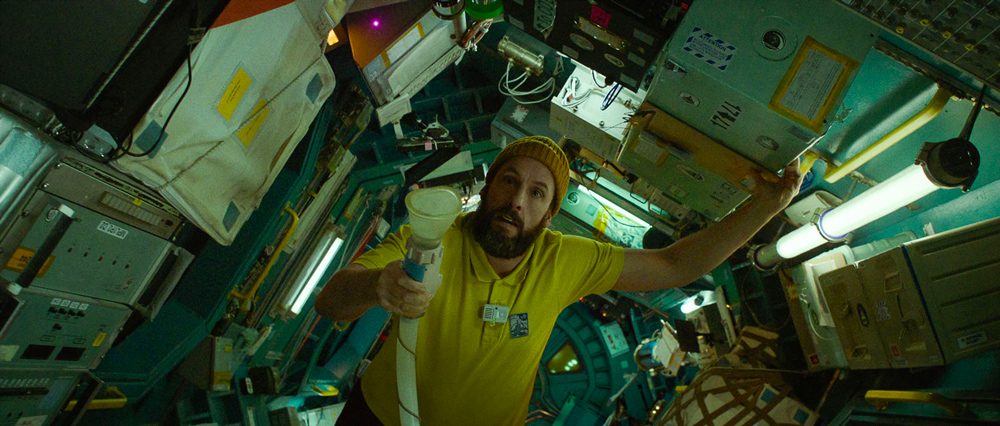 Adam Sandler dans “Spaceman”, actuellement sur Netflix.