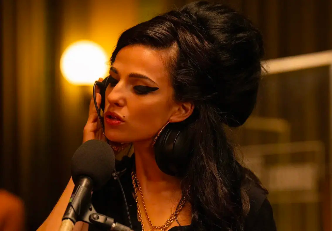 Treize ans après le décès de l’artiste, Sam Taylor-Johnson redonne vie à Amy Winehouse, incarnée par Marisa Abela, dans Back to Black.