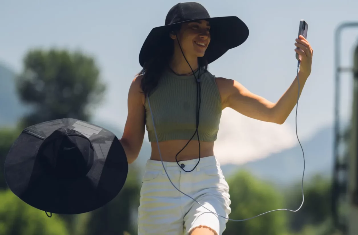 Sortez couverts : ce chapeau permet de recharger un smartphone grâce à l'énergie solaire