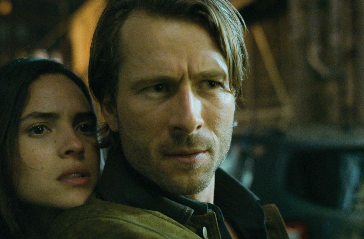 Adria Arjona et Glen Powell dans “Hit Man”.