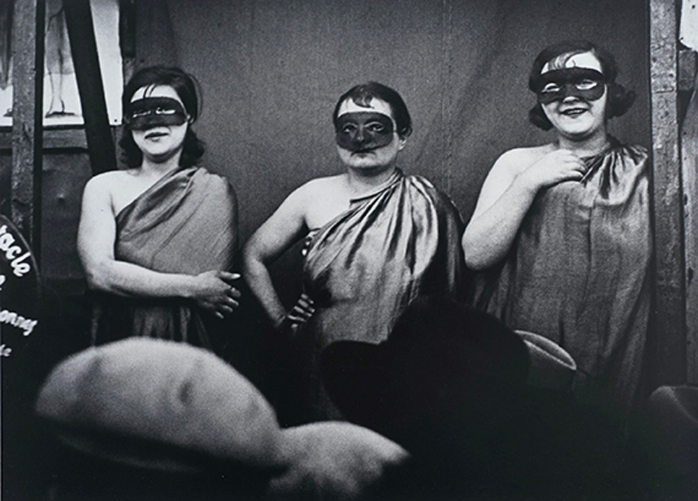 “Les Trois femmes masquées pour la Parade, Paris, 1931” de Brassaï. 