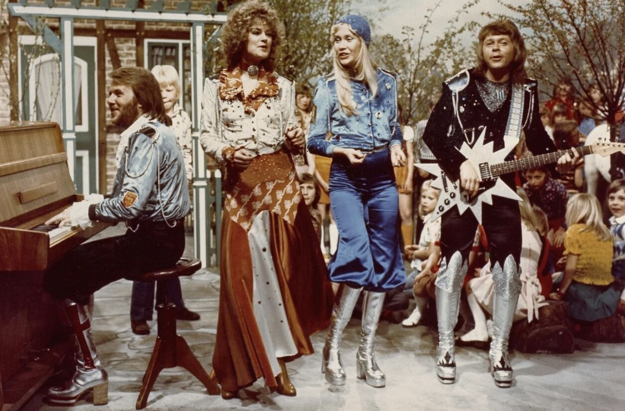 Bien plus qu’un symbole du disco, le groupe ABBA fait partie de ces artistes intemporels, dont le titre “Dancing Queen” a récemment dépassé le milliard d’écoutes sur Spotify.