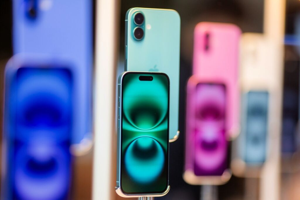 iphone 16 en présentation dans un apple store