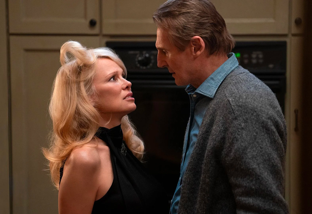 Pamela Anderson et Liam Neeson dans “Y a-il un flic pour sauver le monde ?”