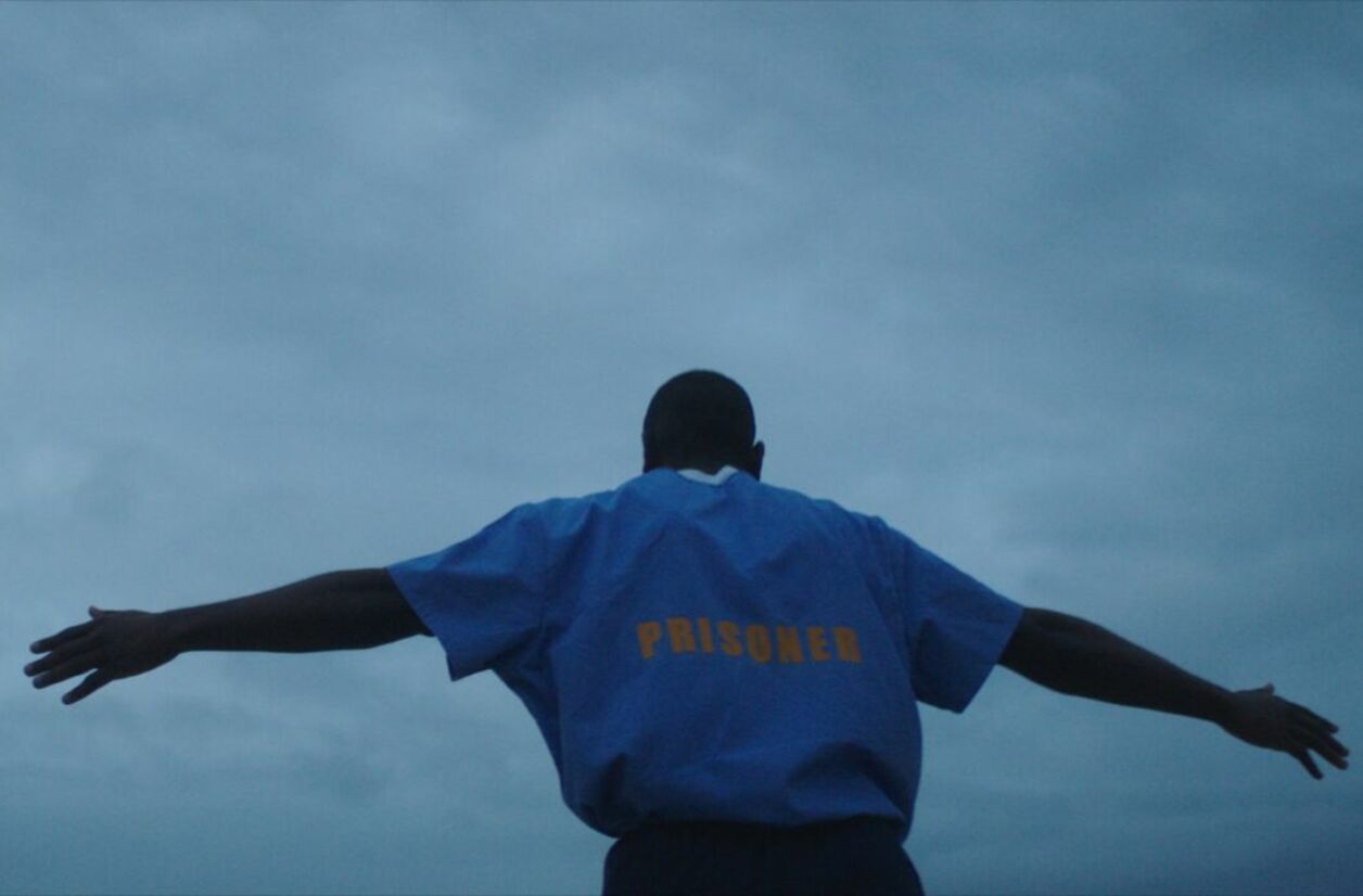 “Une voix derrière les murs”, le 13 août 2025 sur Netflix.