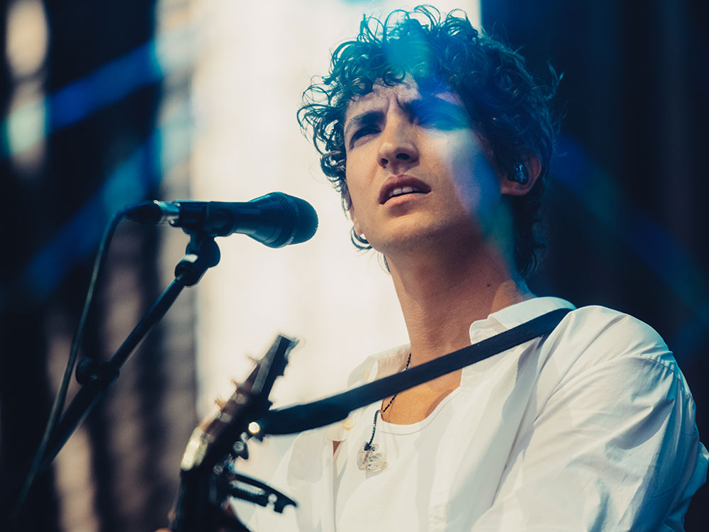 Aliocha Schneider sur la scène du Rose Festival.