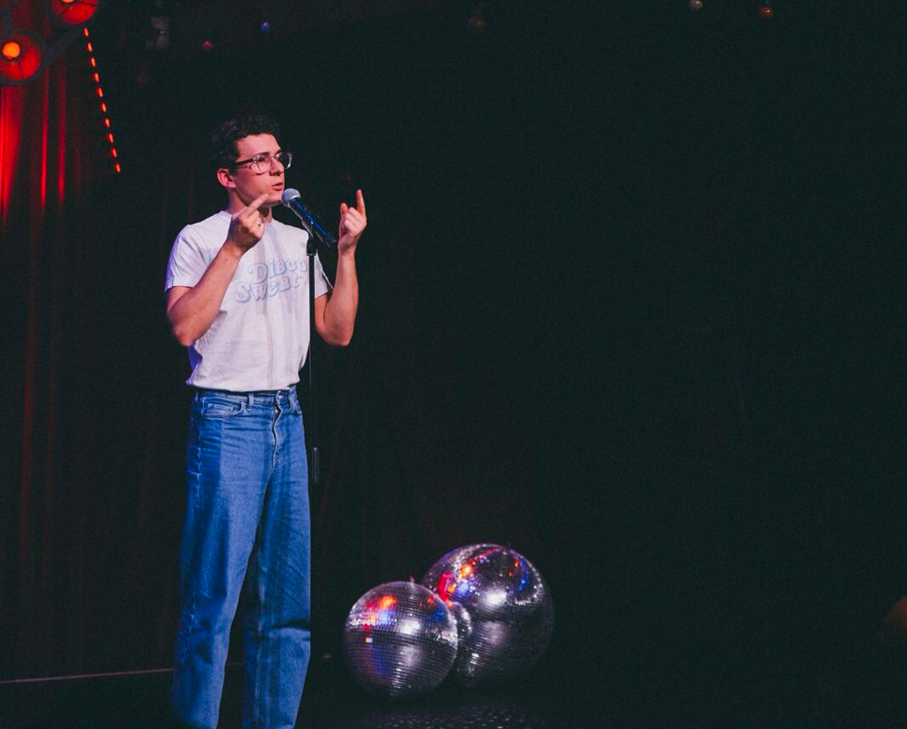 Louis Cattelat présente son spectacle “Arecibo”.