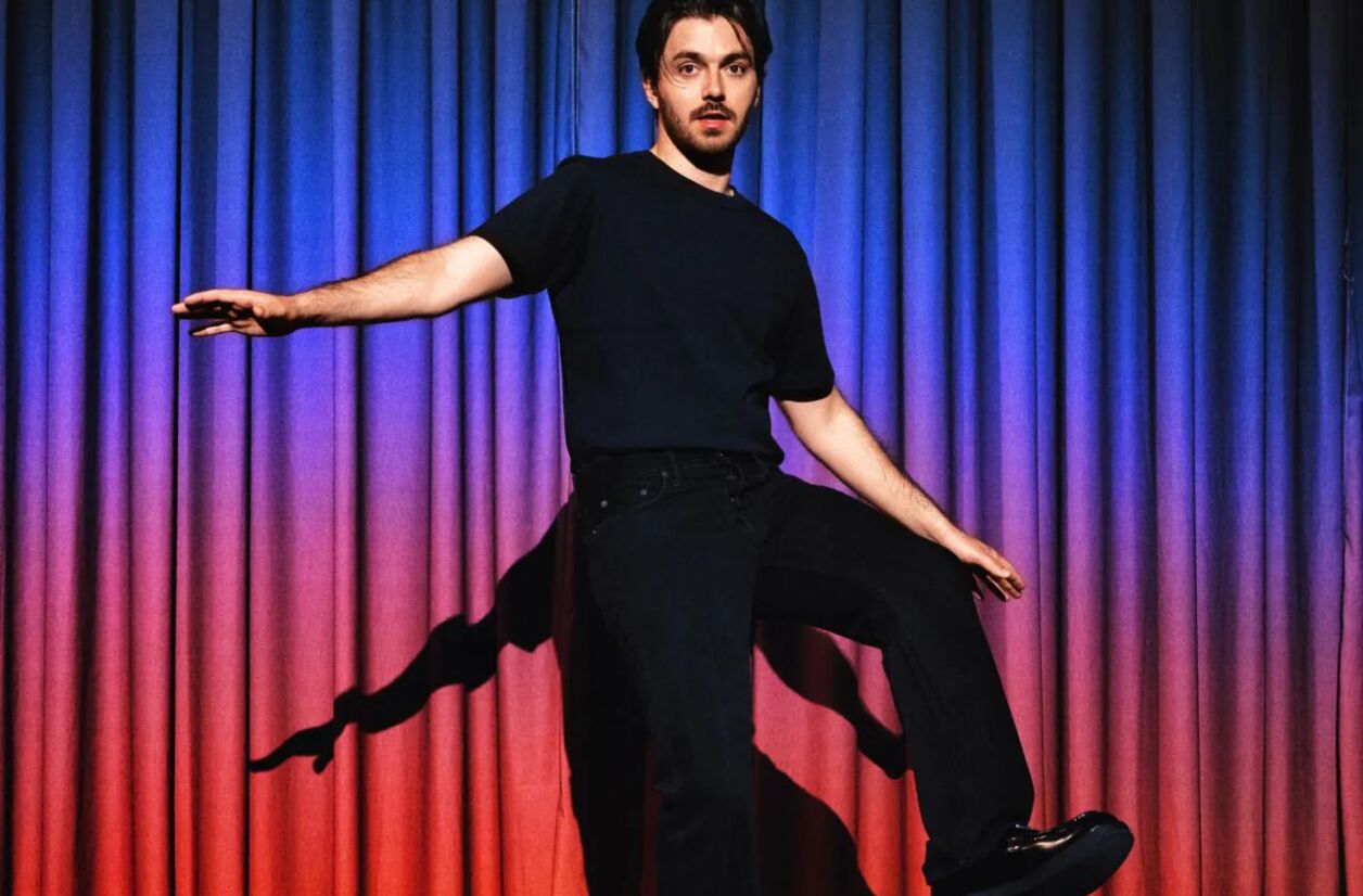 Panayotis Pascot présente son second spectacle “Entre les deux”. 