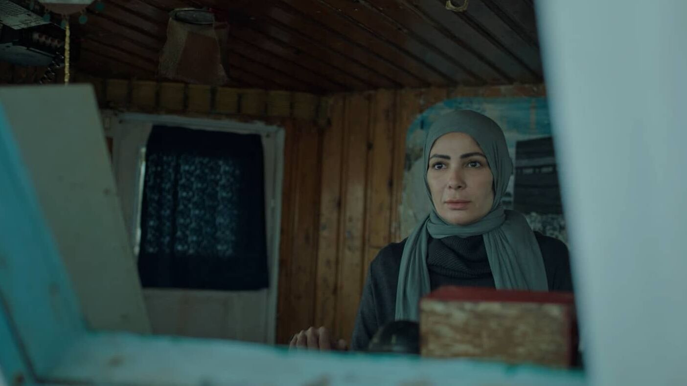 Mona Zaki dans La loi contre elle.