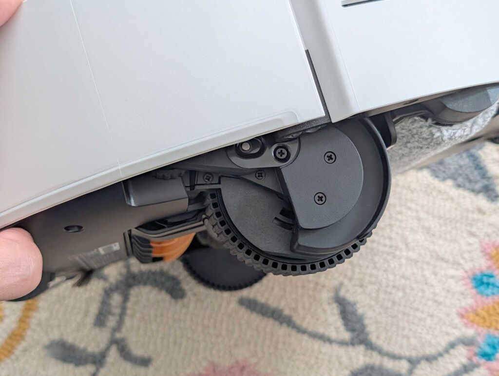 le rouleau AquaRoll, qui tourne à 1000 tours/minute, est constamment humidifié par de l'eau propre et du détergent, tandis qu'une raclette vient gratter l'eau sale pour l'évacuer dans un petit réservoir interne au robot.