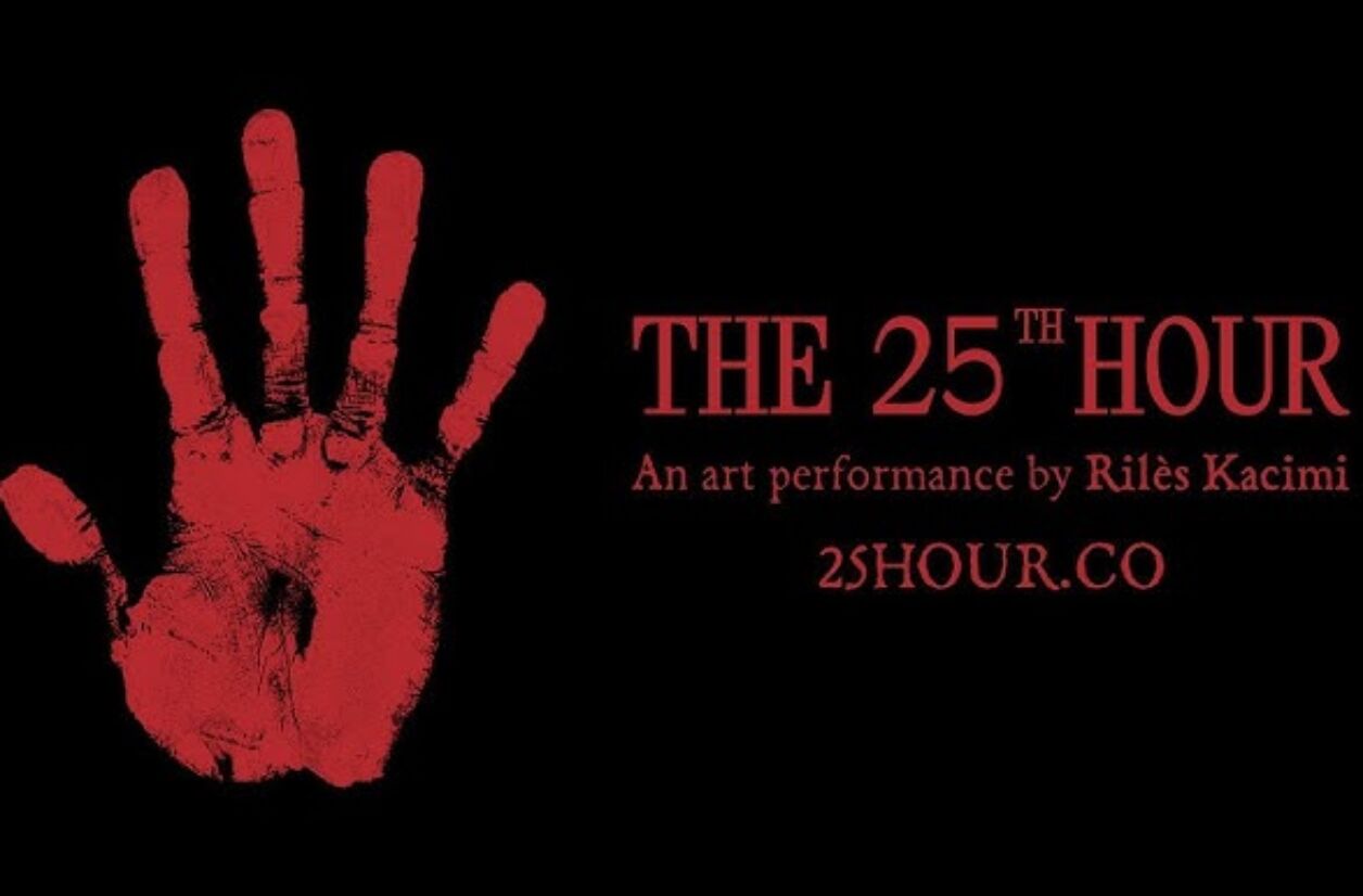 Rilès a signé les pochettes de son nouvelle album d'une main rouge, à la galerie Turenne de Paris.