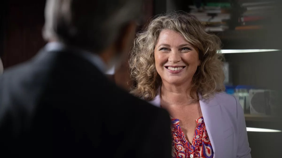 “Candice Renoir : ailleurs l'herbe est plus verte”.