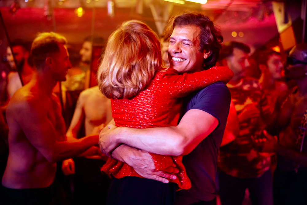 Laurent Lafitte incarne le photographe Pierre-Alain Fantin, l'équivalent de François-Marie Banier dans “La femme la plus riche du monde”, en salle le 29 octobre 2025.