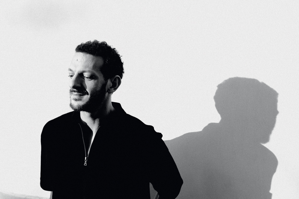 Vincent Dedienne présente “Un lendemain soir de gala”, son premier album, disponible le 10 octobre 2025.