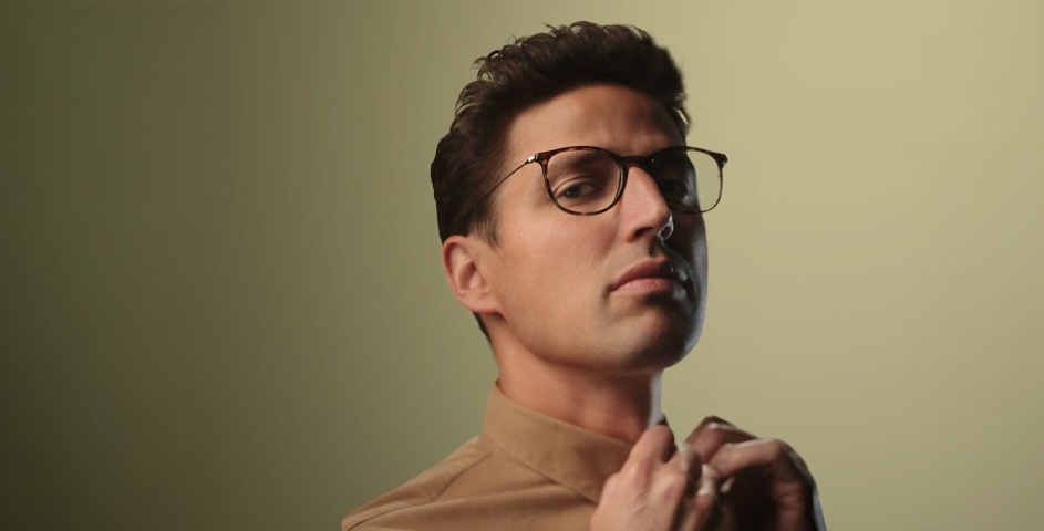 “Bonjour quand même” marque le retour de Haroun sur scène. 