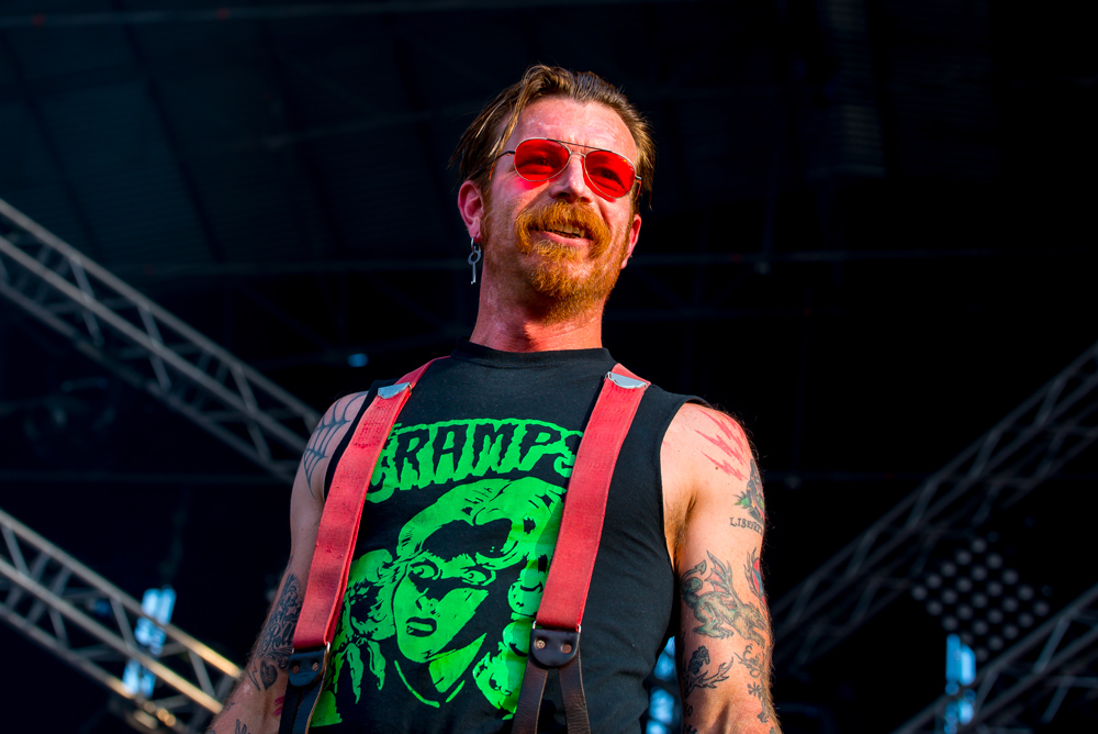 Jesse Hughes a interprété “You'll Never Walk Alone” durant la cérémonie de commémoration.  