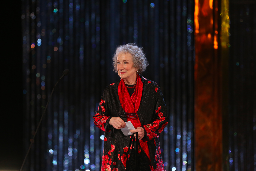 “Le livre des vies : mémoires écarlates” est disponible en librairie depuis le 6 novembre.