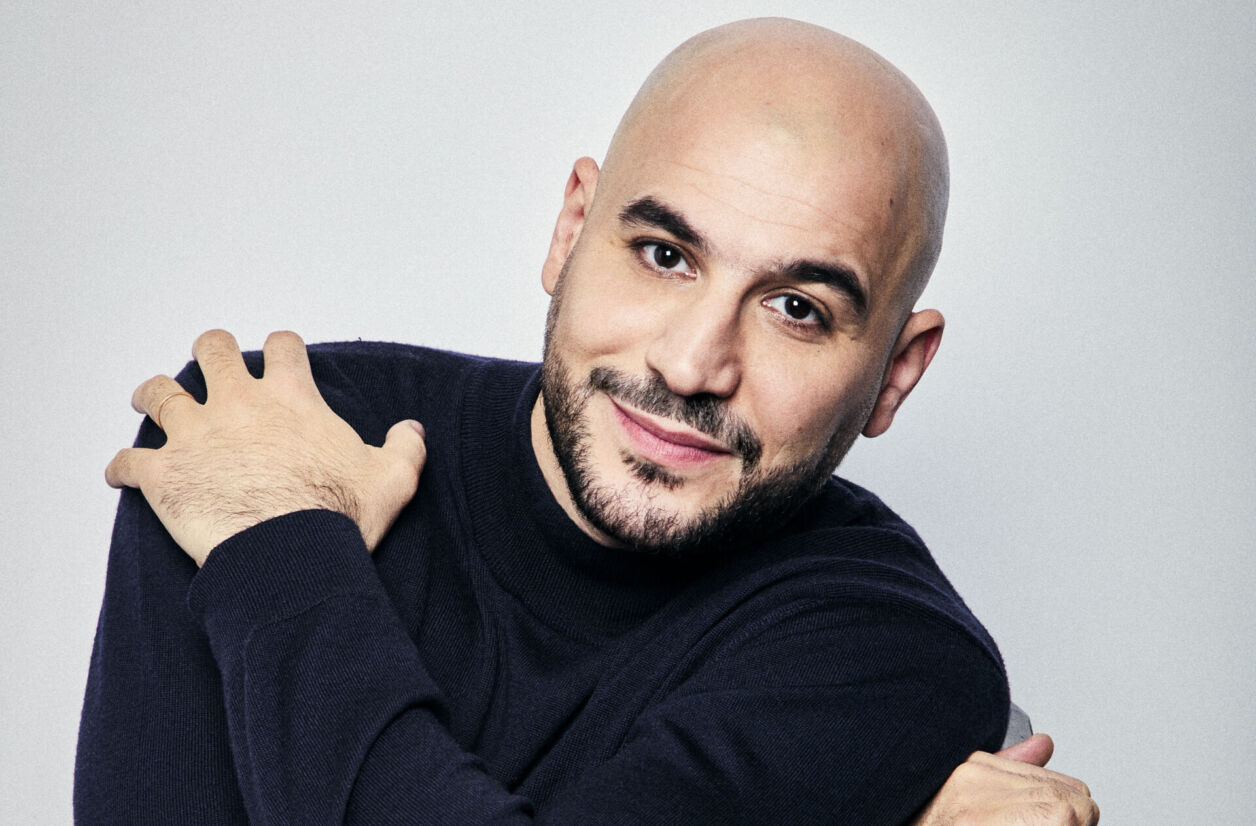Mehdi Djaadi présente son nouveau spectacle, “Couleur framboise”.