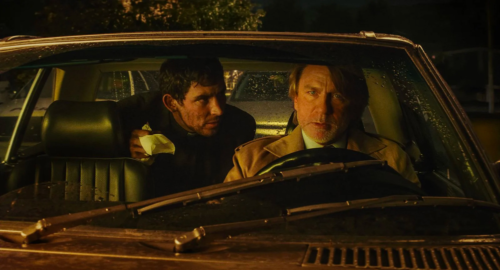 Daniel Craig et Josh O'Connor dans “Wake Up Dead Man”. 
