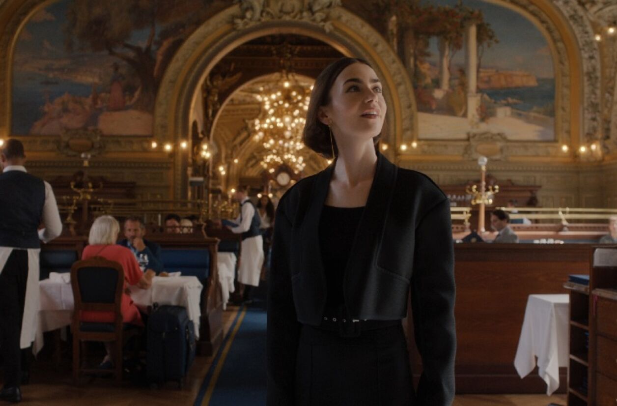 Lily Collins dans “Emily In Paris”.