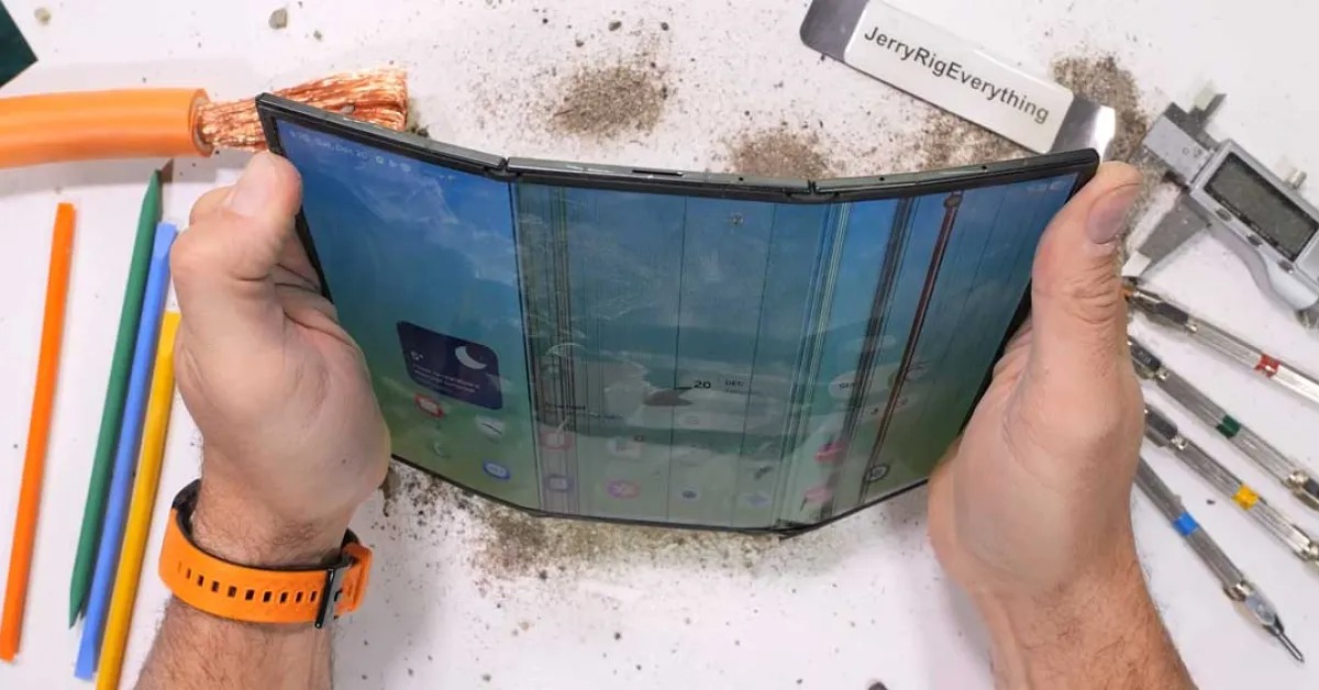 Le Samsung Galaxy Z TriFold, martyrisé par JerryRigEverything.