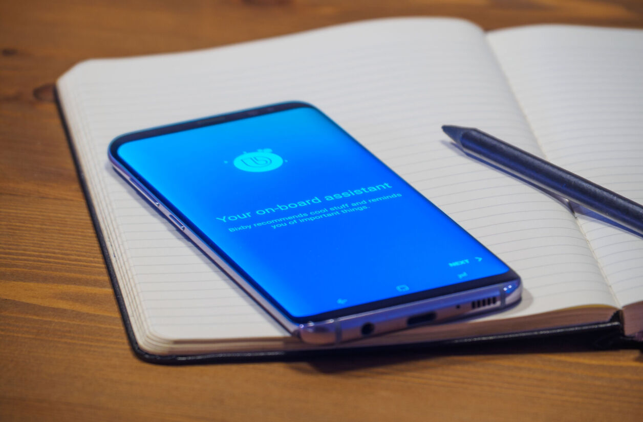 Parfois moqué, l'assistant vocal de Samsung pourrait revenir, musclé à l'IA