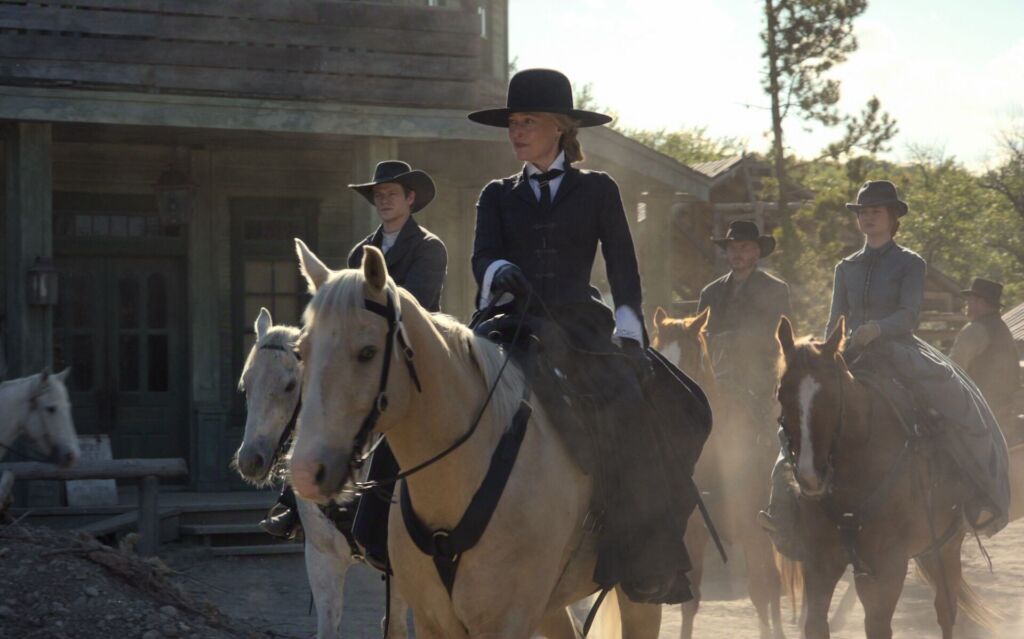 THE ABANDONS. (L to R) Lucas Till as Garret Van Ness, Gillian Anderson as Constance Van Ness, Toby Hemingway as Willem Van Ness, and Aisling Franciosi as Trisha Van Ness in Episode 101 of The Abandons. Cr. COURTESY OF NETFLIX © 2025