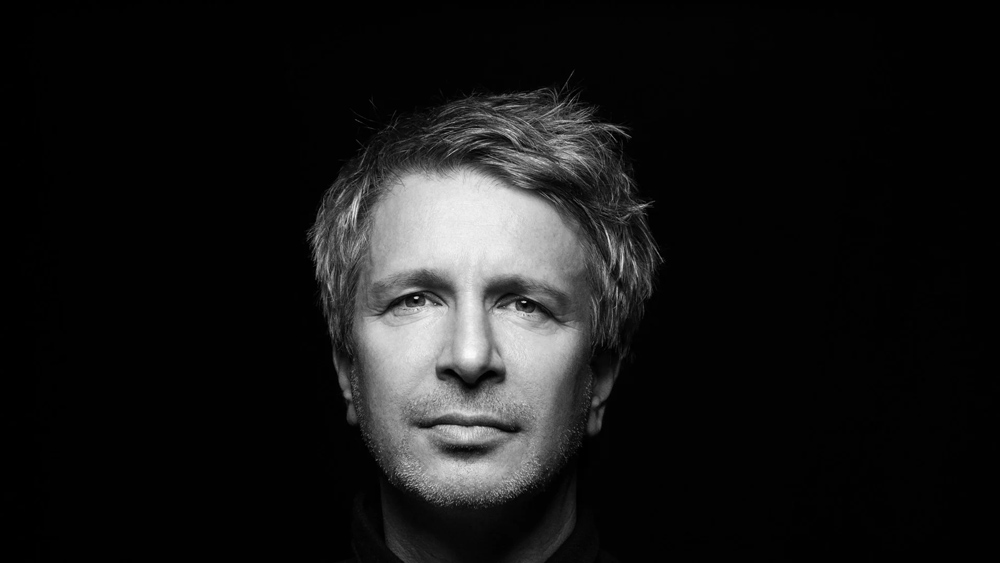 Éric Vuillard signes “Les orphelins”. 