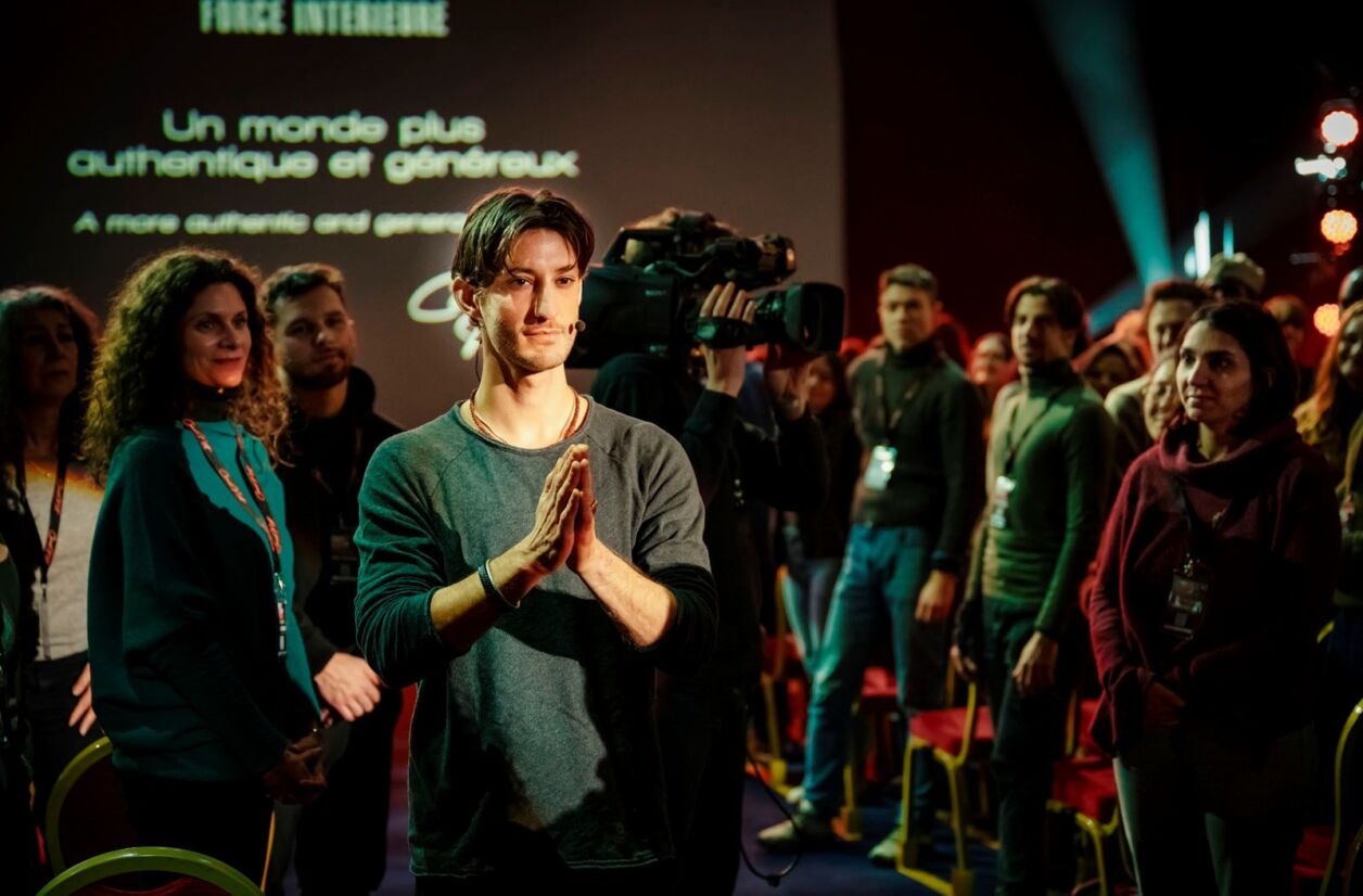 Pierre Niney dans “Gourou”. 