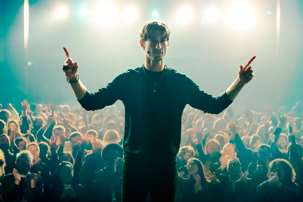 Pierre Niney dans “Gourou”, au cinéma le 28 janvier. 