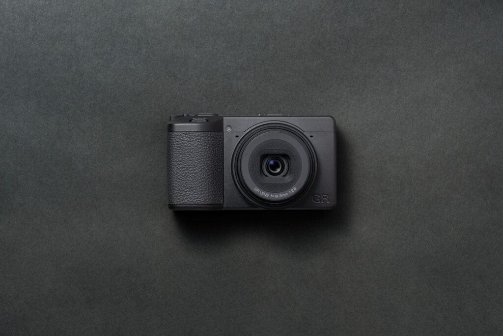 Ricoh lance la version noir et blanc de son compact GR IV