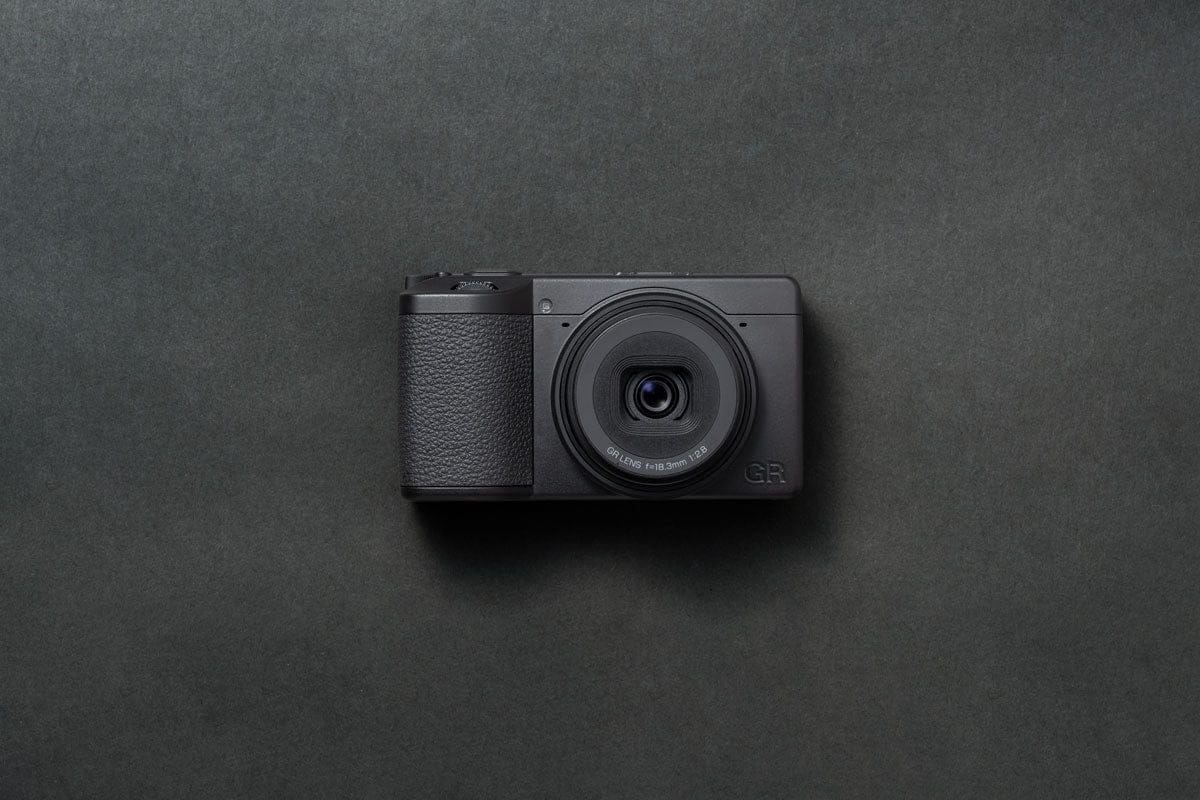 Ricoh lance la version noir et blanc de son compact GR IV