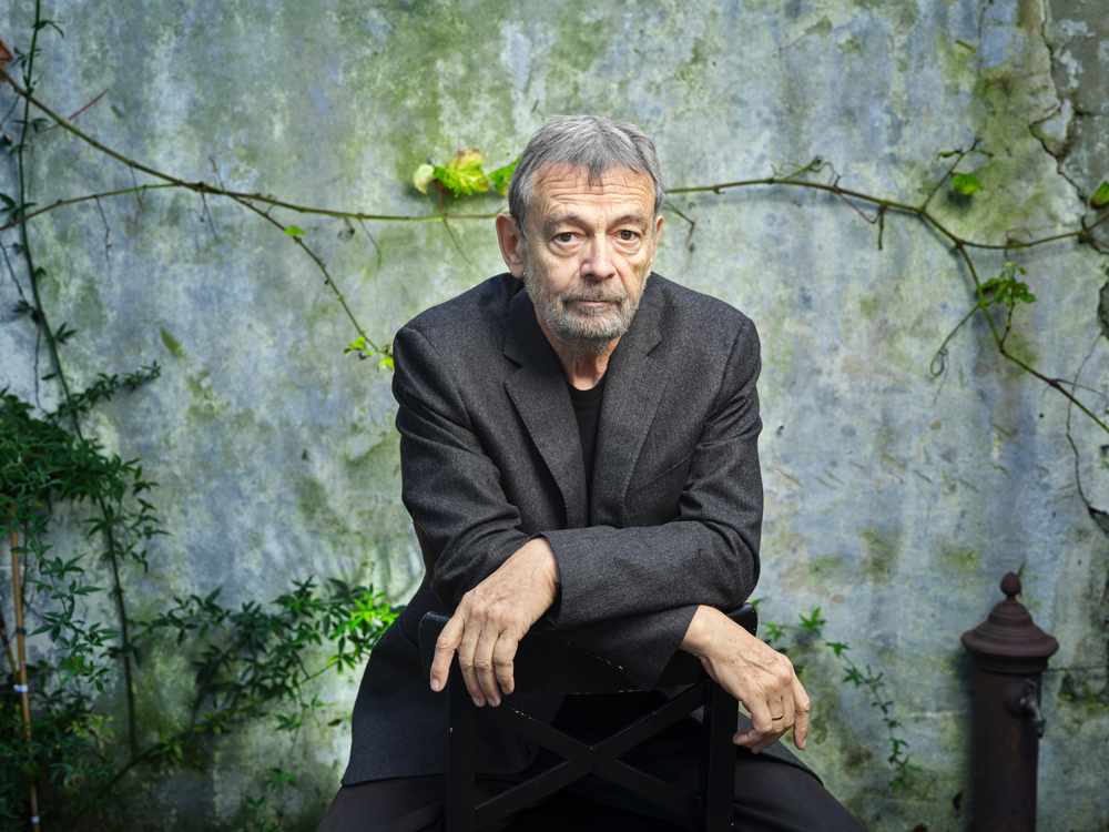 Pierre Lemaitre présente “Les belles promesses”, en librairie le 6 janvier 2026.