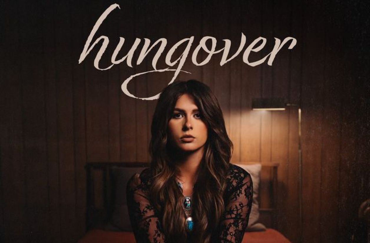 “Hungover”, premier album studio d’Ella Langley, sorti le 2 août 2024.
