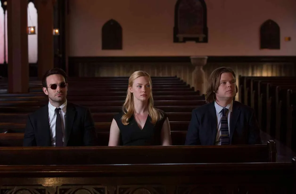 Deborah Ann Woll, Elden Henson et Charlie Cox dans la série “Daredevil” (2015).