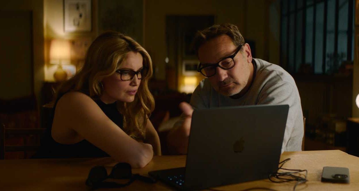 Gilles Lellouche et Laetitia Casta dans “Le crime du 3e étage”. 