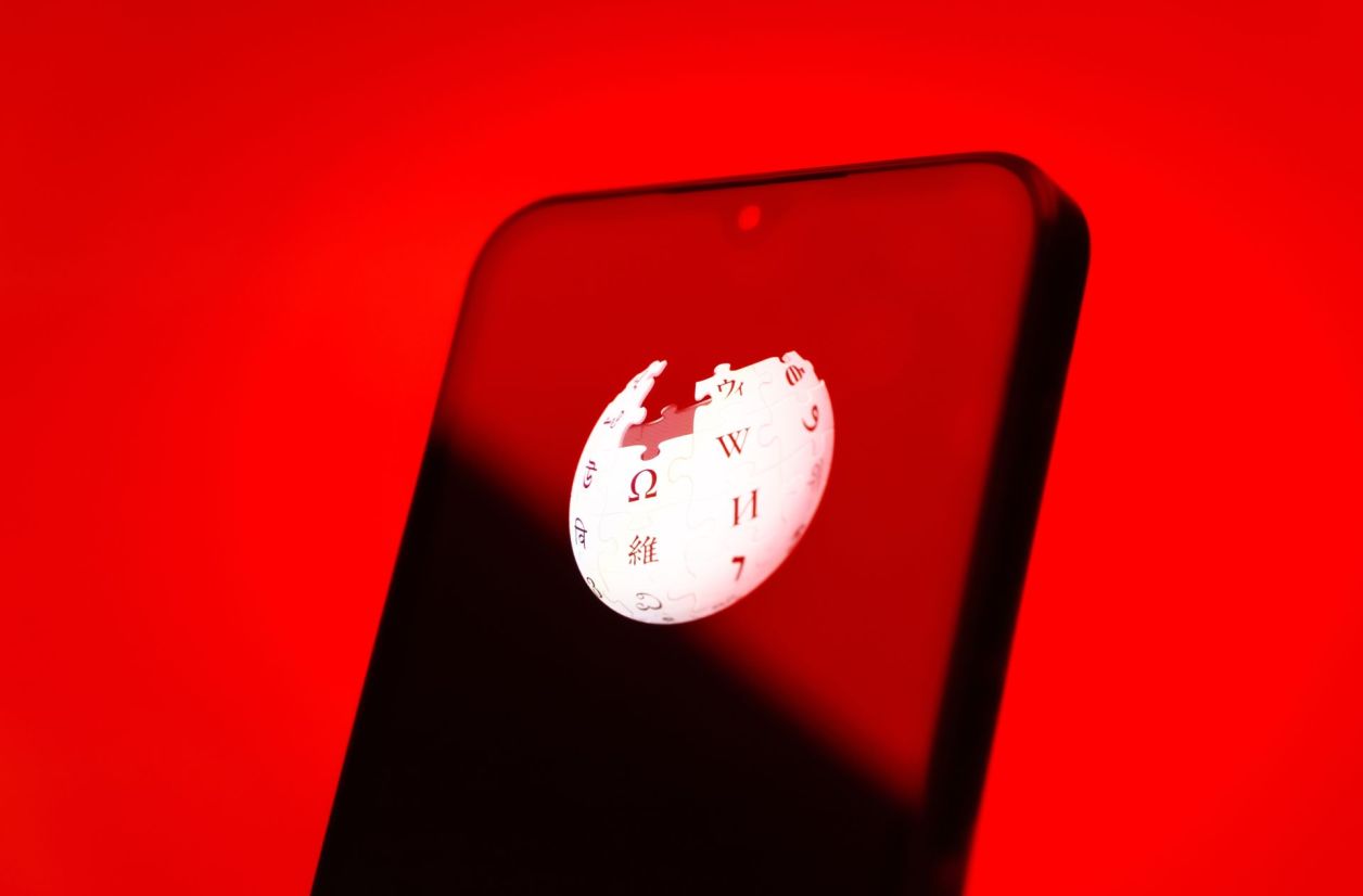 Wikipedia bannit le texte généré par intelligence artificielle