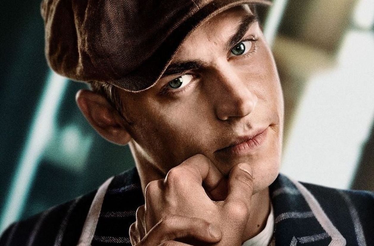 Hero Fiennes Tiffin est le nouveau Sherlock Holmes dans “Young Sherlock”.