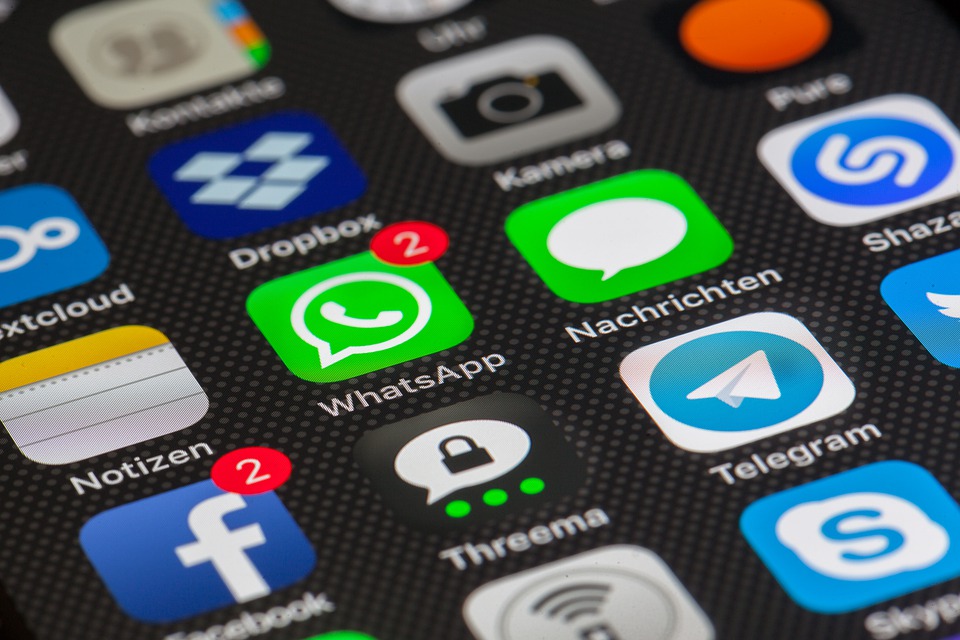 BlackBerry part en guerre contre Facebook, Instagram et WhatsApp