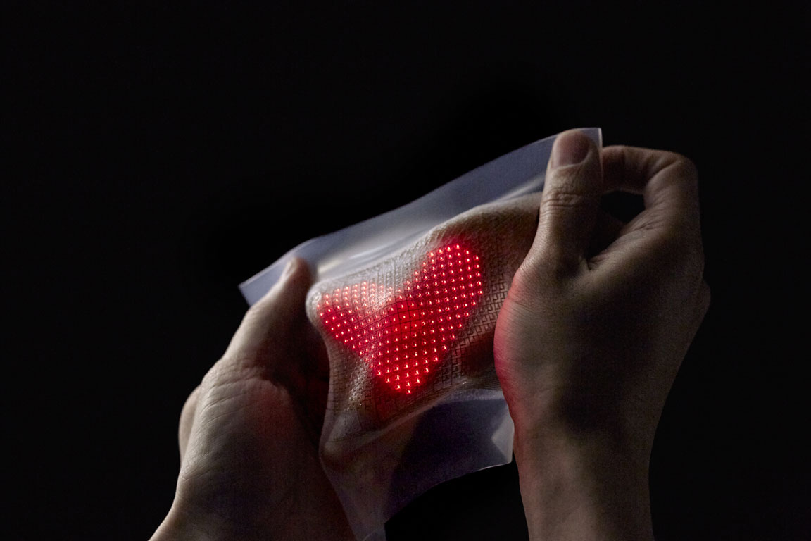 Des chercheurs japonais inventent un écran LED qui se colle à la peau