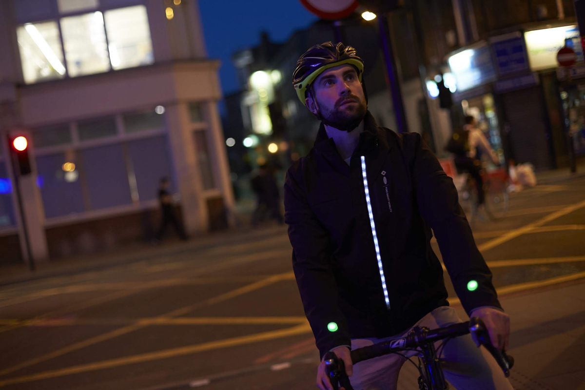 Ford dévoile une veste intelligente et connectée pour les cyclistes