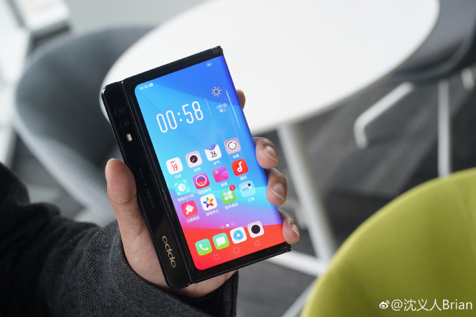 MWC 2019 - Oppo montre un smartphone pliable proche du Huawei Mate X