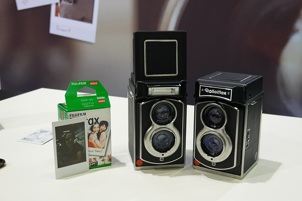 Photokina 2018 – On a essayé le Rolleiflex Instant Kamera, l’instantané bi-objectif