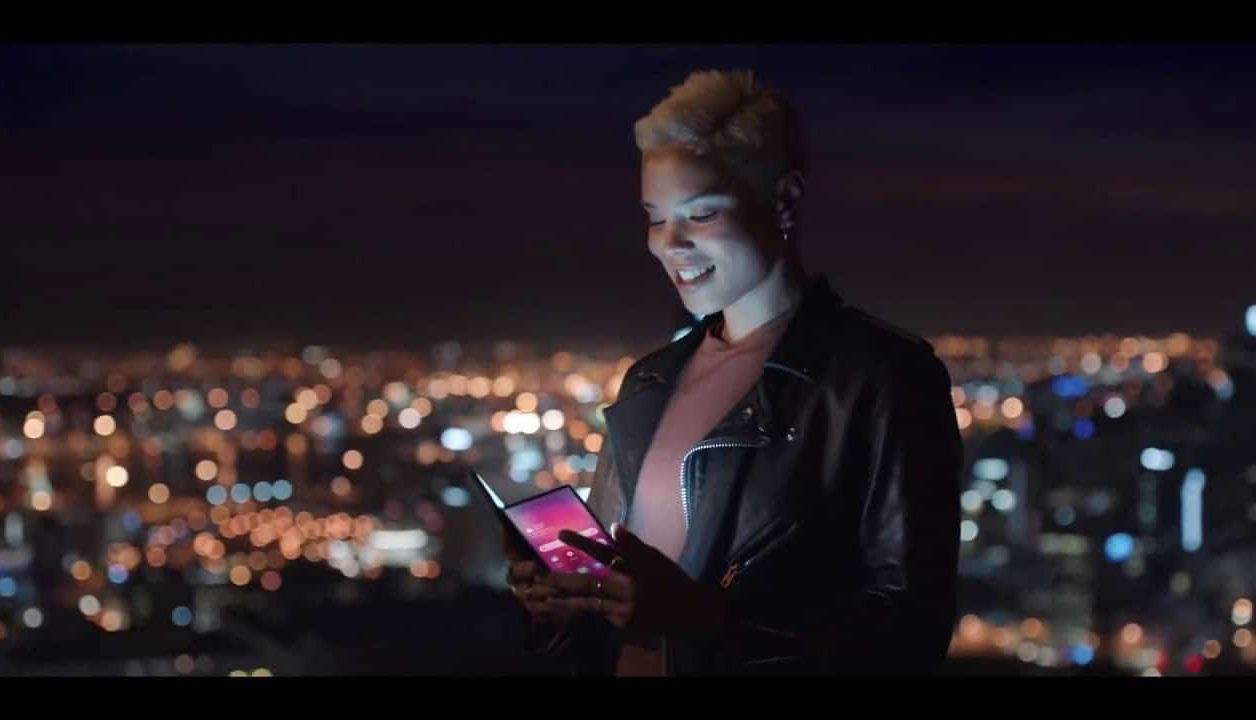 Samsung : un smartphone pliable apparaît dans une vidéo officielle
